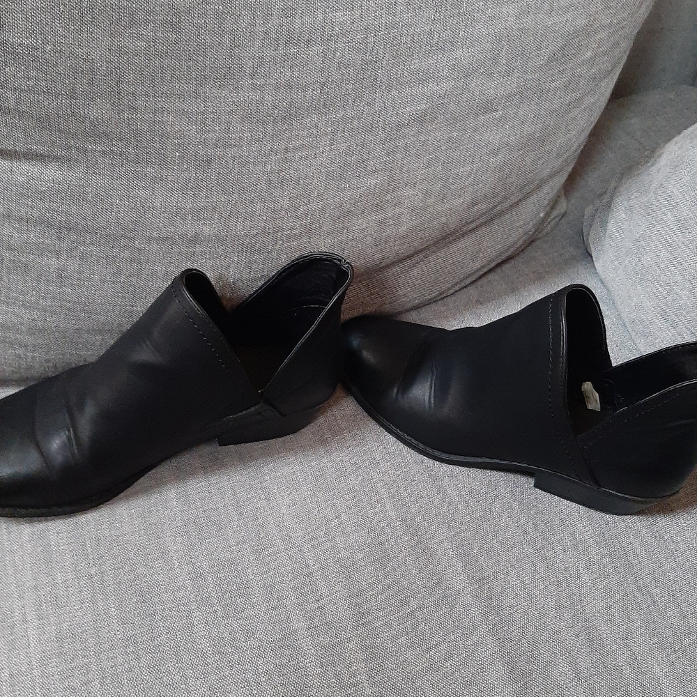 Black Imitation Leather Bootie - Size 8 women's shoe - Picture 9 of 10